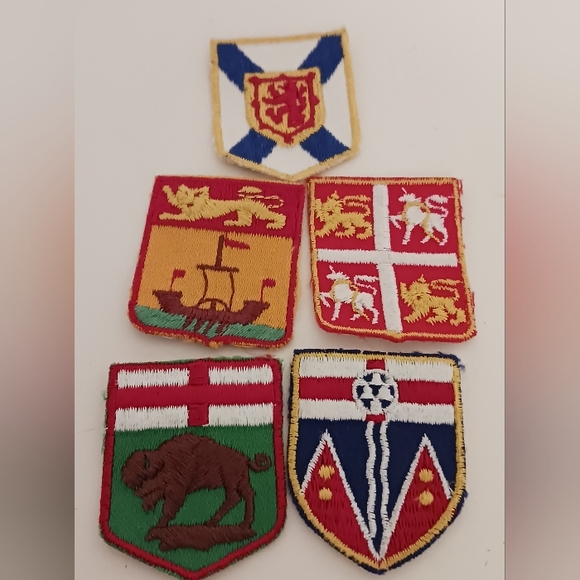 Vintage Unique Group of Lapels Pins and Badges - Picture 3 of 5